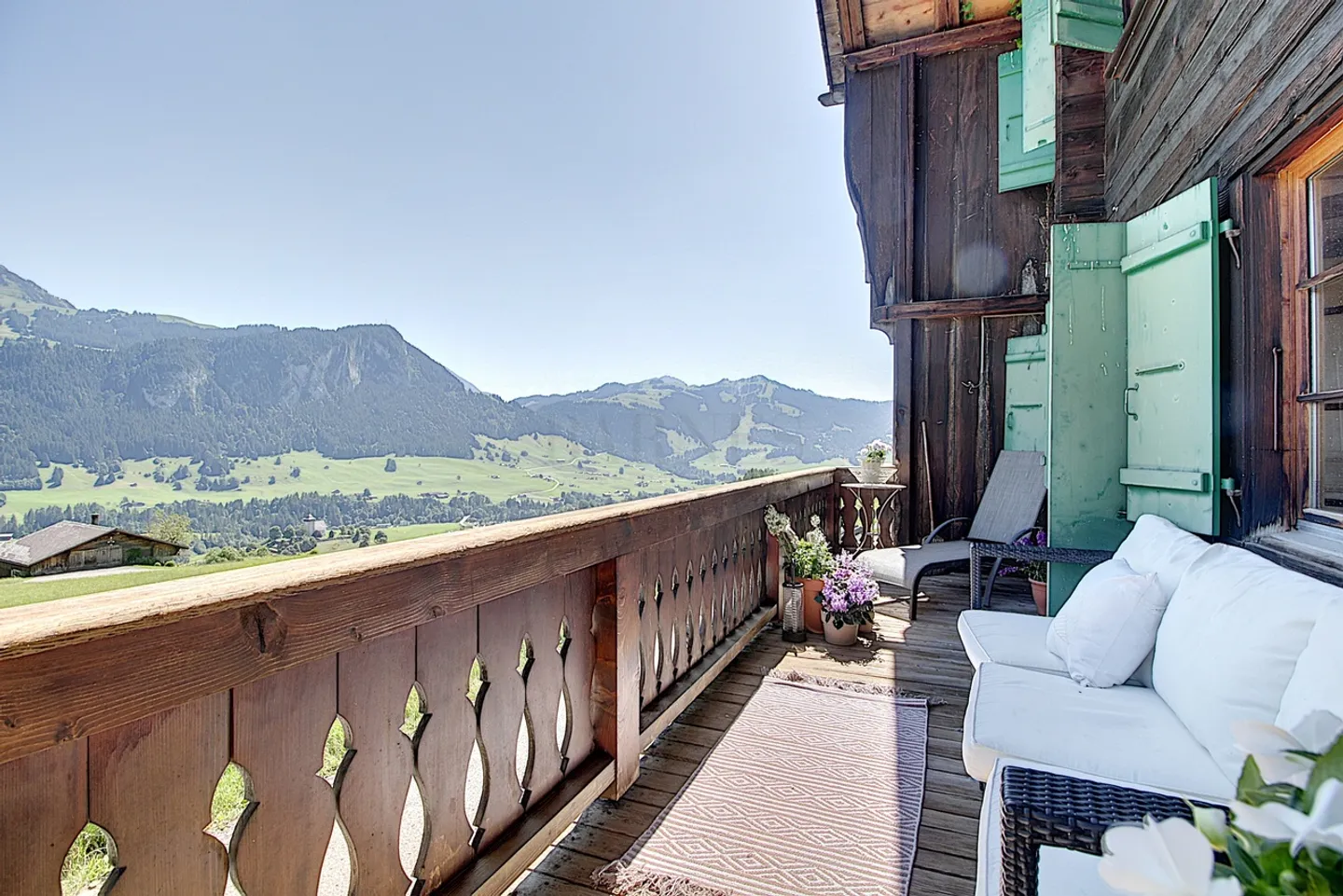 Exceptional property with stunning views of the valley - Photo 6 of 9