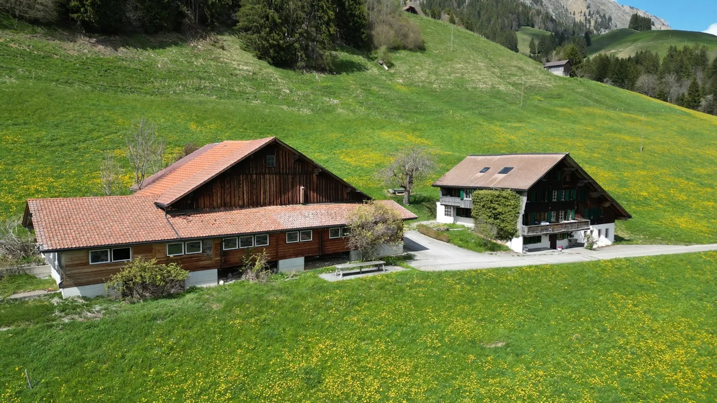 Exceptional property with stunning views of the valley - Photo 8 of 9