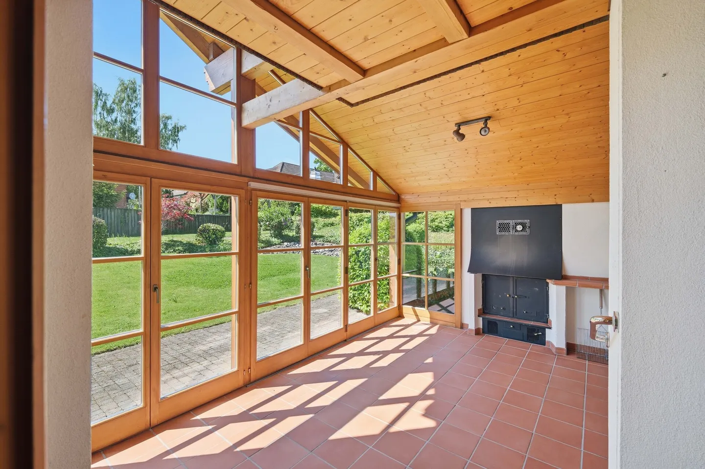 Maison individuelle avec un très grand terrain - Photo 2 sur 10