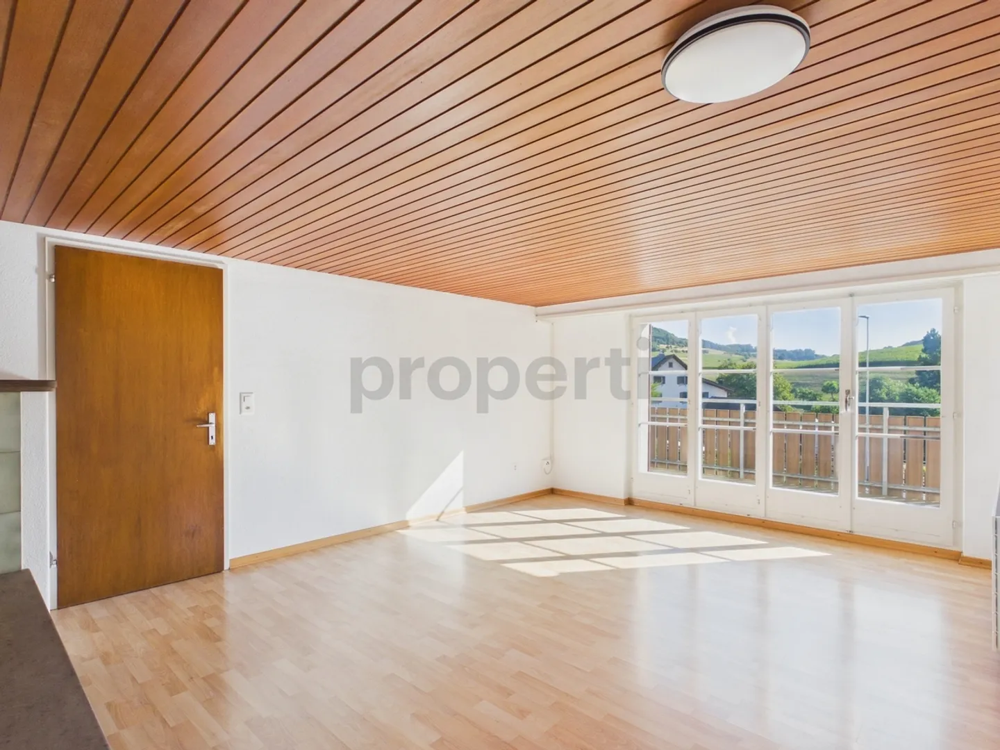 Charmante und lichtdurchflutete Wohnung mit schönem Balkon, inkl. einem Parkplatz - Foto 2 von 10