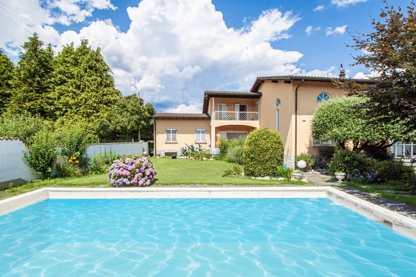 Incantevole villa con piscina e grande giardino - Foto 1 di 22
