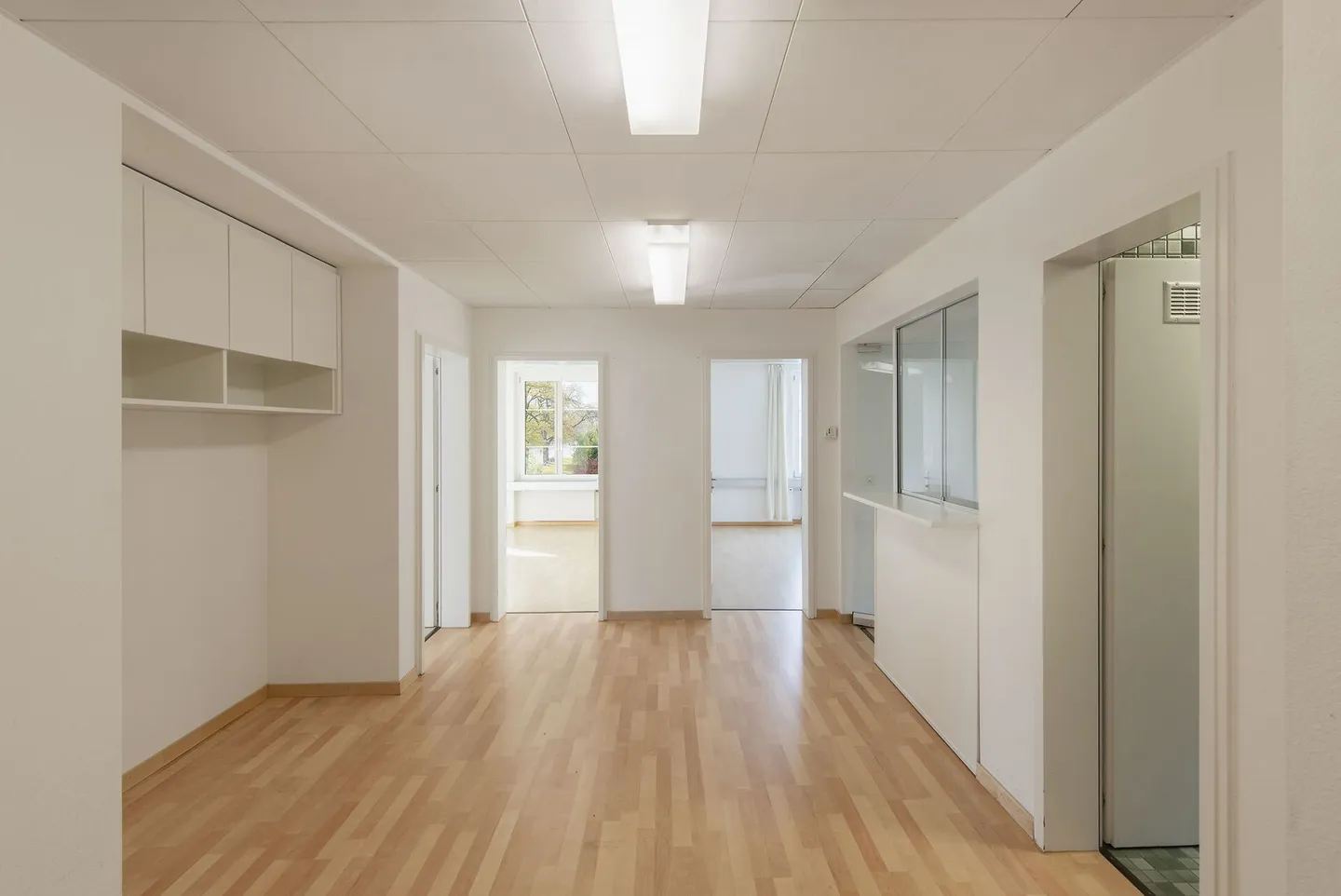 Your office space with optimal connections and urban environment - Photo 5 of 8