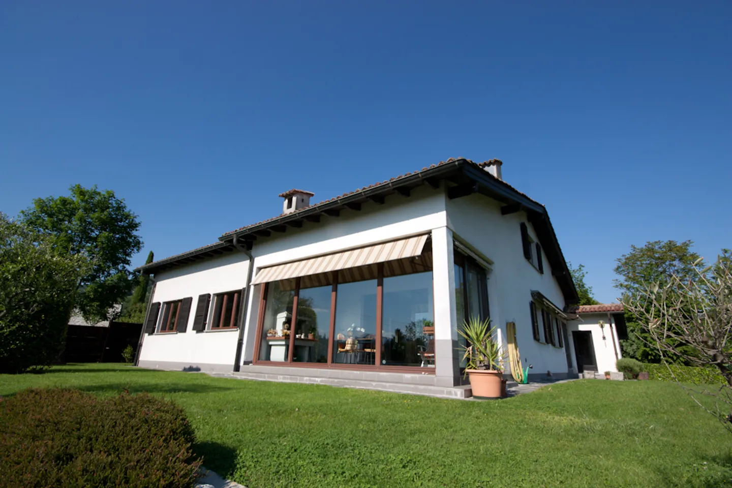 Villa élégante dans un emplacement calme et ensoleillé - Photo 3 sur 10