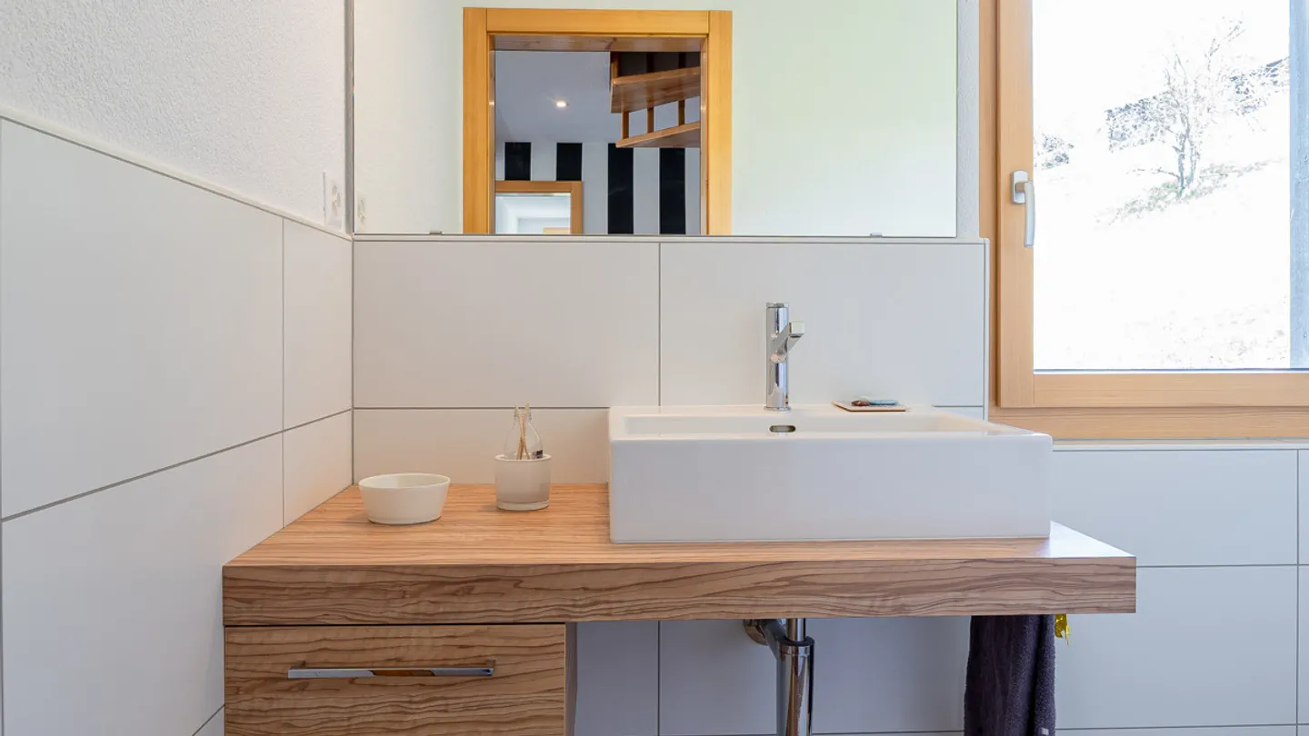 Casa bifamiliare con appartamenti di prima abitazione in una posizione tranquilla a Bürchen - Foto 10 di 13