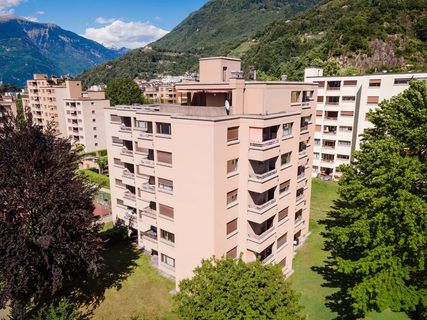 Spacious penthouse with fireplace and panoramic terrace in Giubiasco - Photo 1 of 13