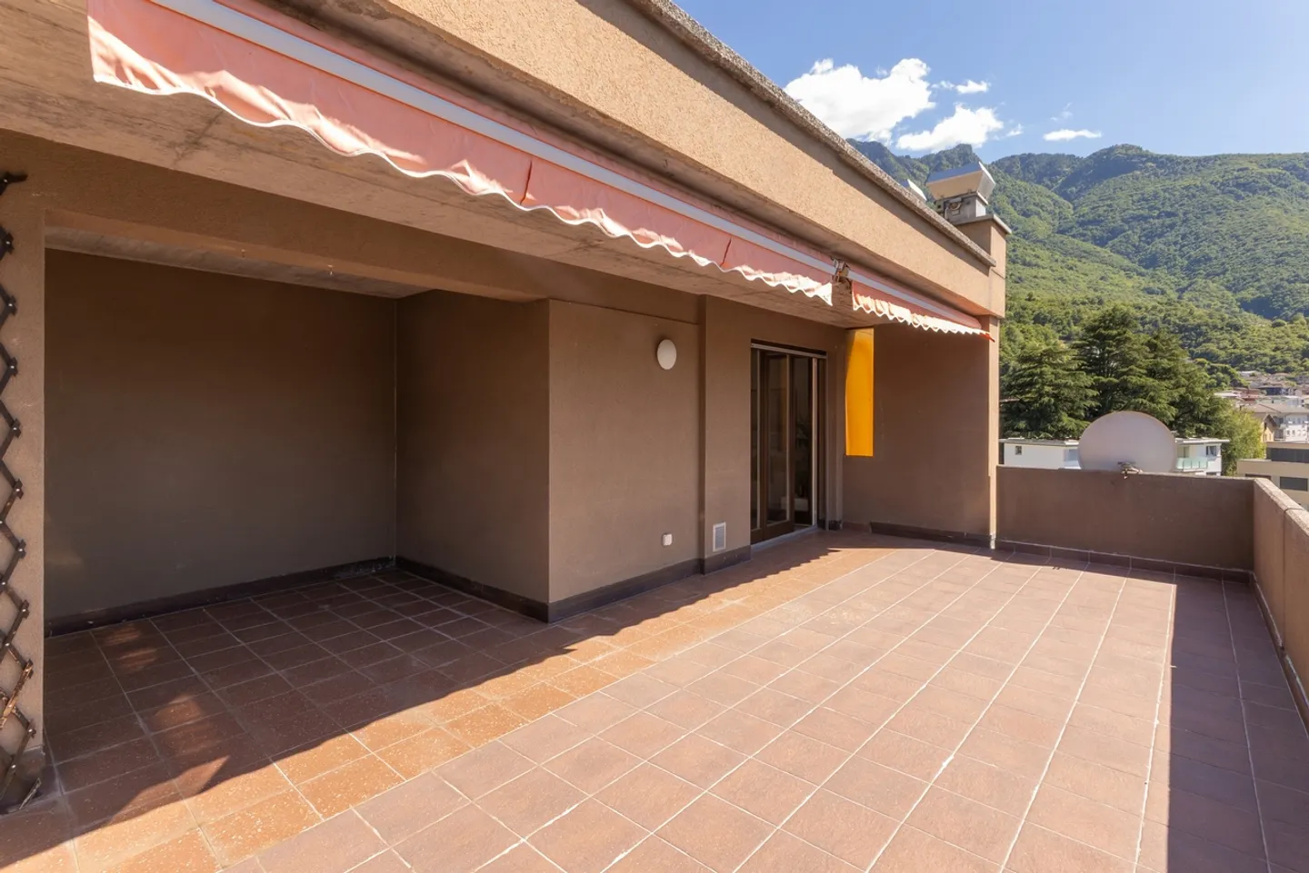 Spacious penthouse with fireplace and panoramic terrace in Giubiasco - Photo 9 of 13