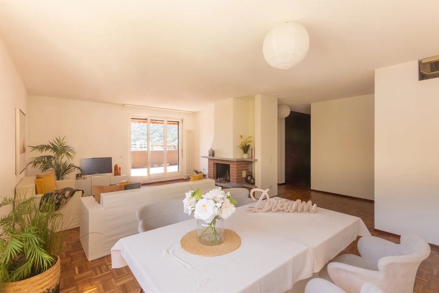 Spacious penthouse with fireplace and panoramic terrace in Giubiasco - Photo 3 of 13