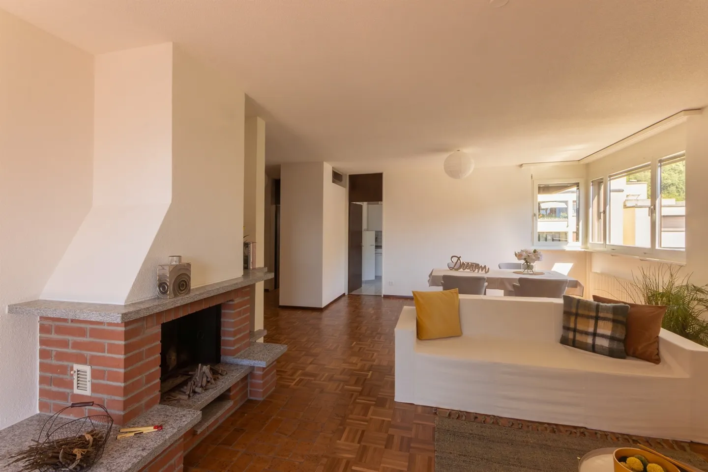 Spacious penthouse with fireplace and panoramic terrace in Giubiasco - Photo 4 of 13