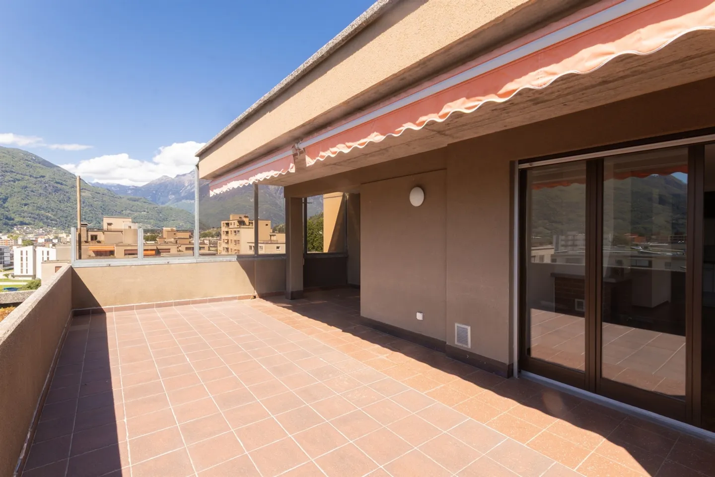 Spacious penthouse with fireplace and panoramic terrace in Giubiasco - Photo 6 of 13