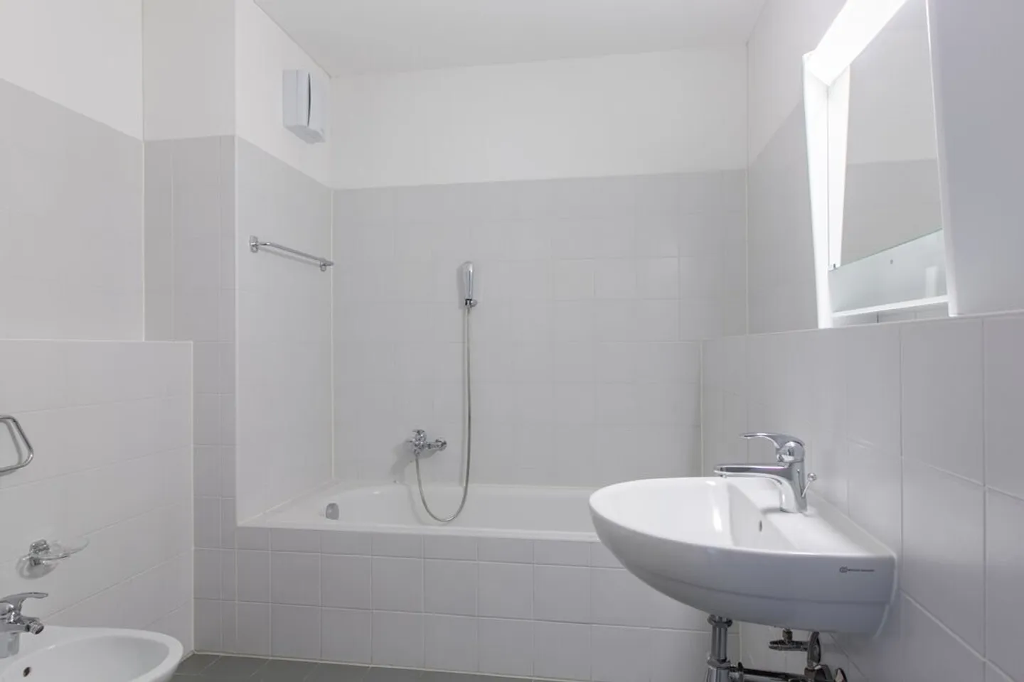 Appartamento moderno con balcone - Foto 7 di 8