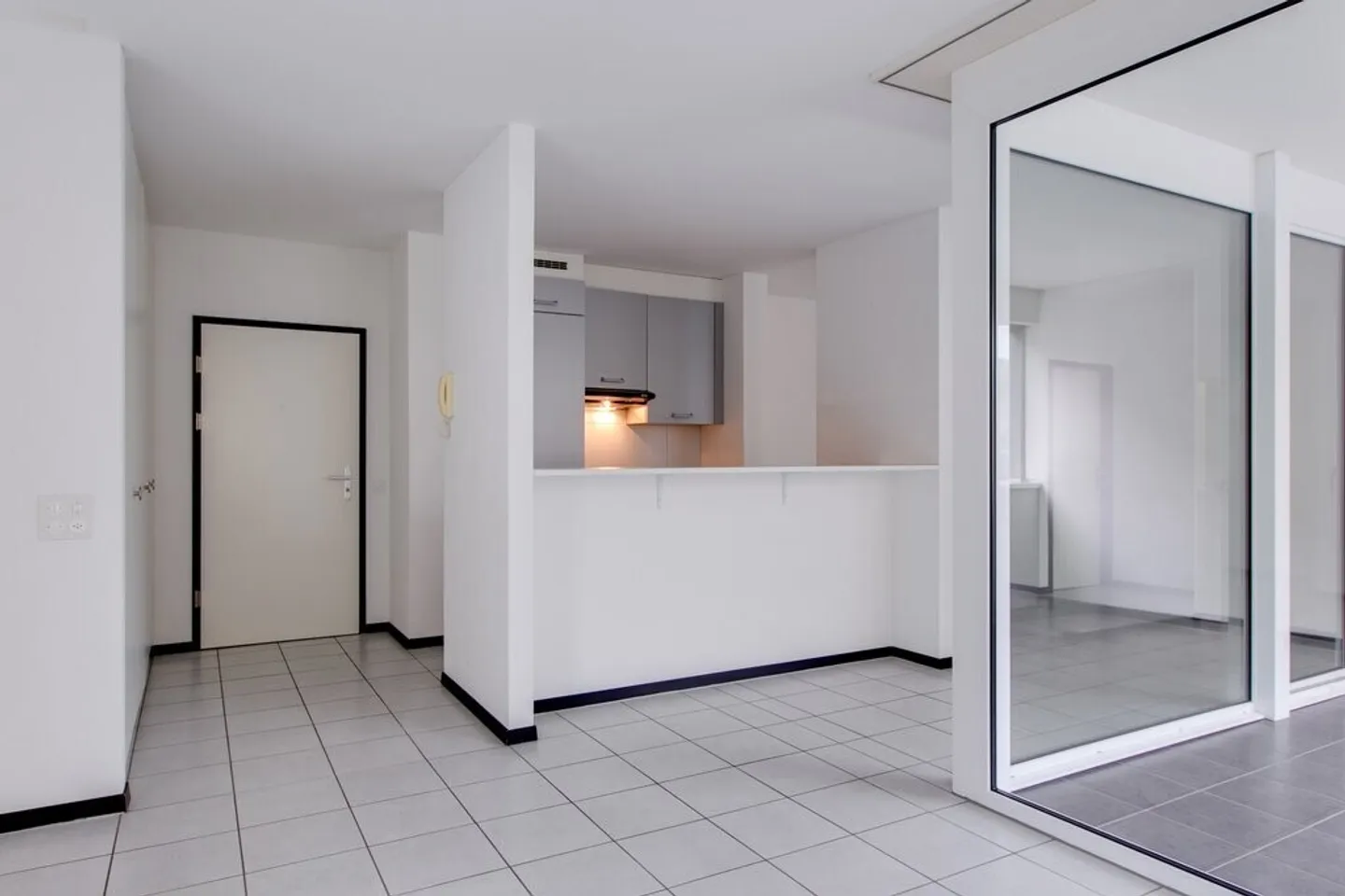 Appartamento moderno con balcone - Foto 2 di 8