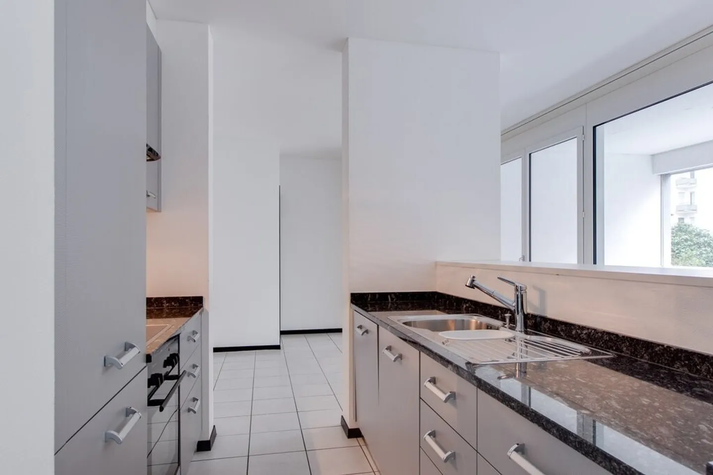 Appartamento moderno con balcone - Foto 3 di 8