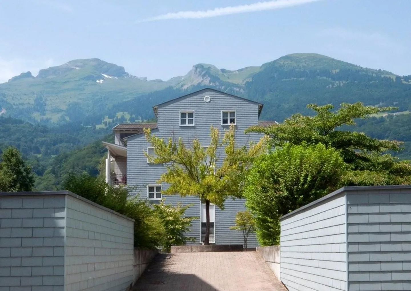 Appartamento con giardino e area salotto - Foto 2 di 10