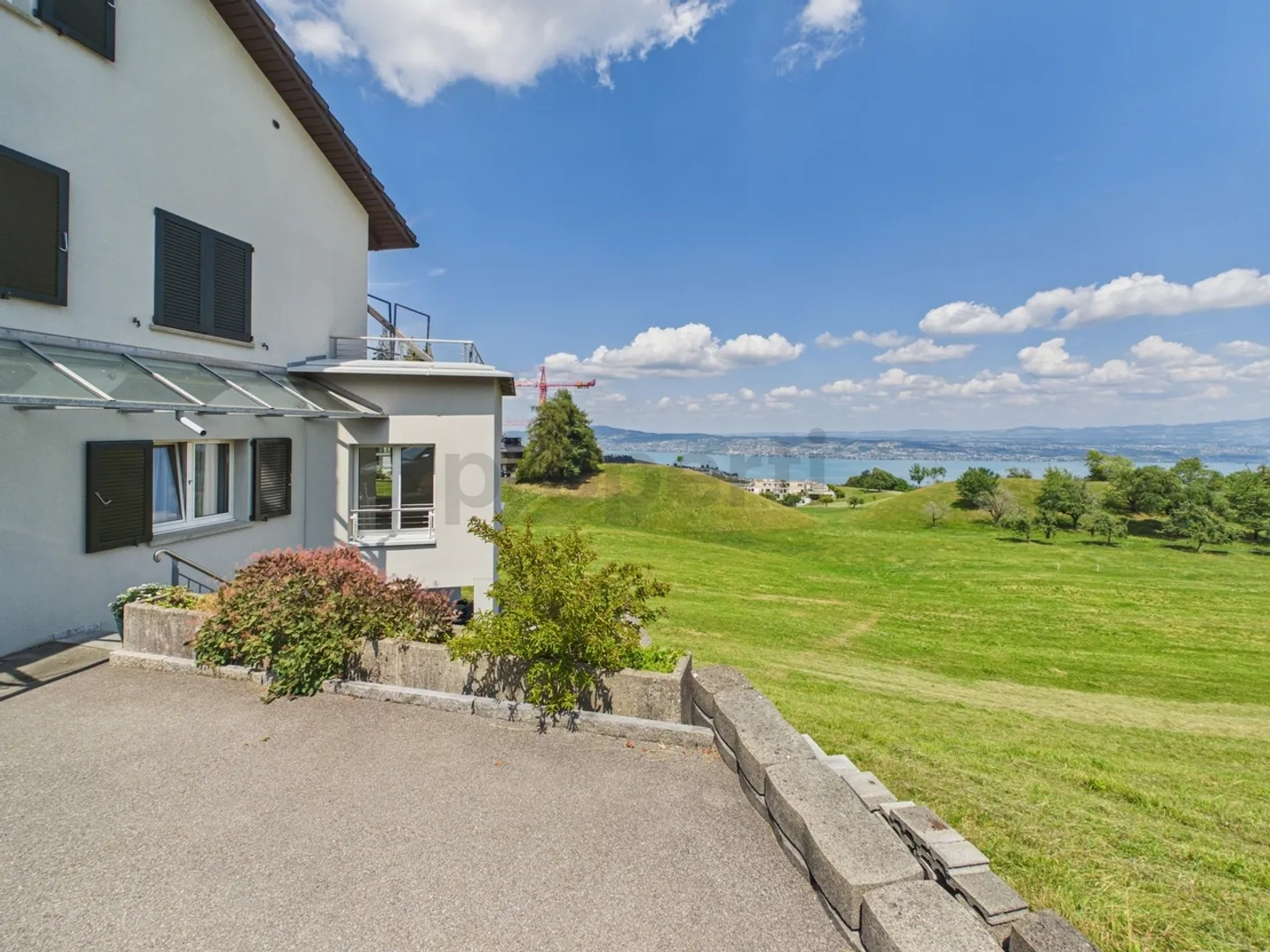 Hoch über dem Zürichsee mit unverbaubarem Seeblick - Foto 1 von 13