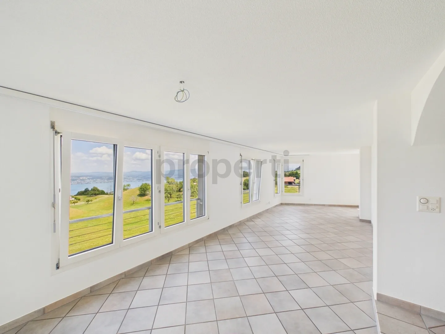 Hoch über dem Zürichsee mit unverbaubarem Seeblick - Foto 5 von 13