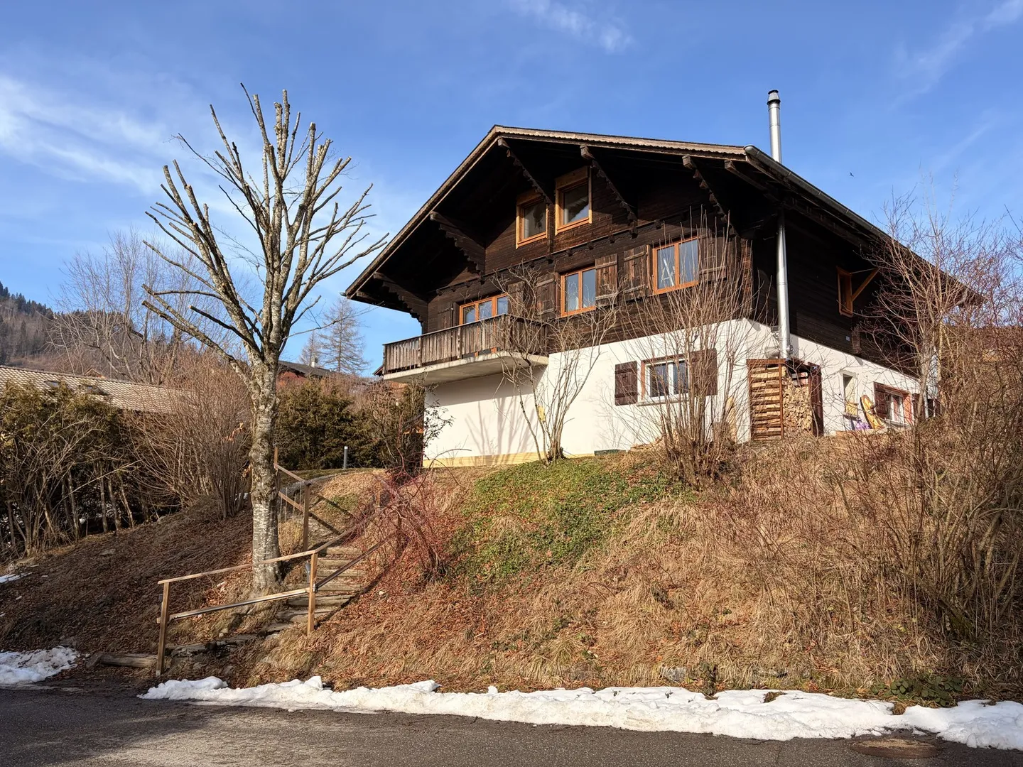 Wunderschöne 3,5-Zimmer-Wohnung in einem Chalet - Foto 1 von 13
