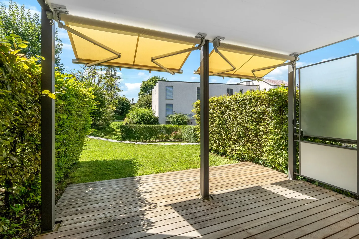 Maison familiale moderne avec beaucoup de verdure, de calme et de lumière - Photo 1 sur 13