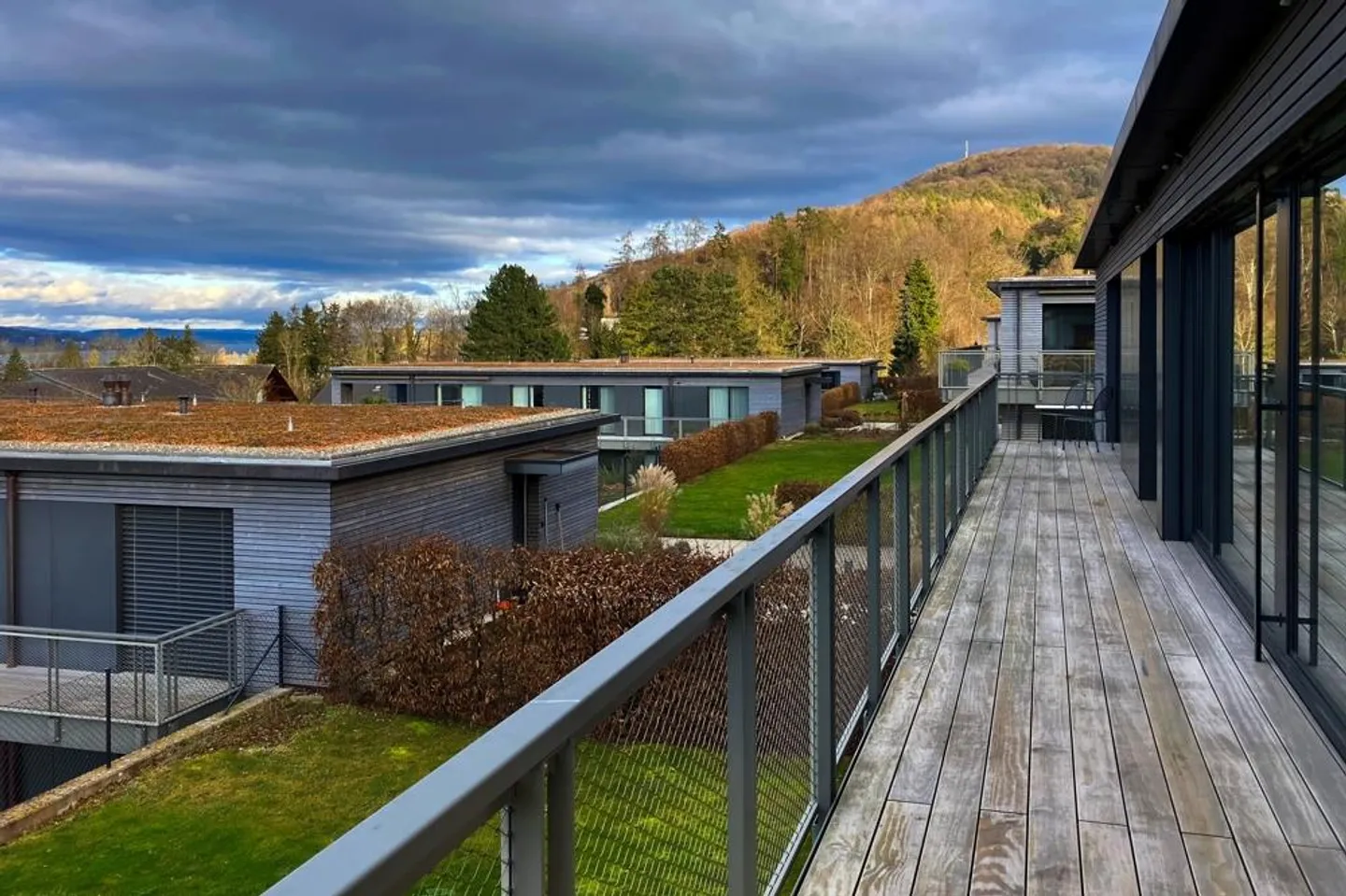 Dreamlike panoramic lake view meets modern living ambiance - Photo 4 of 8