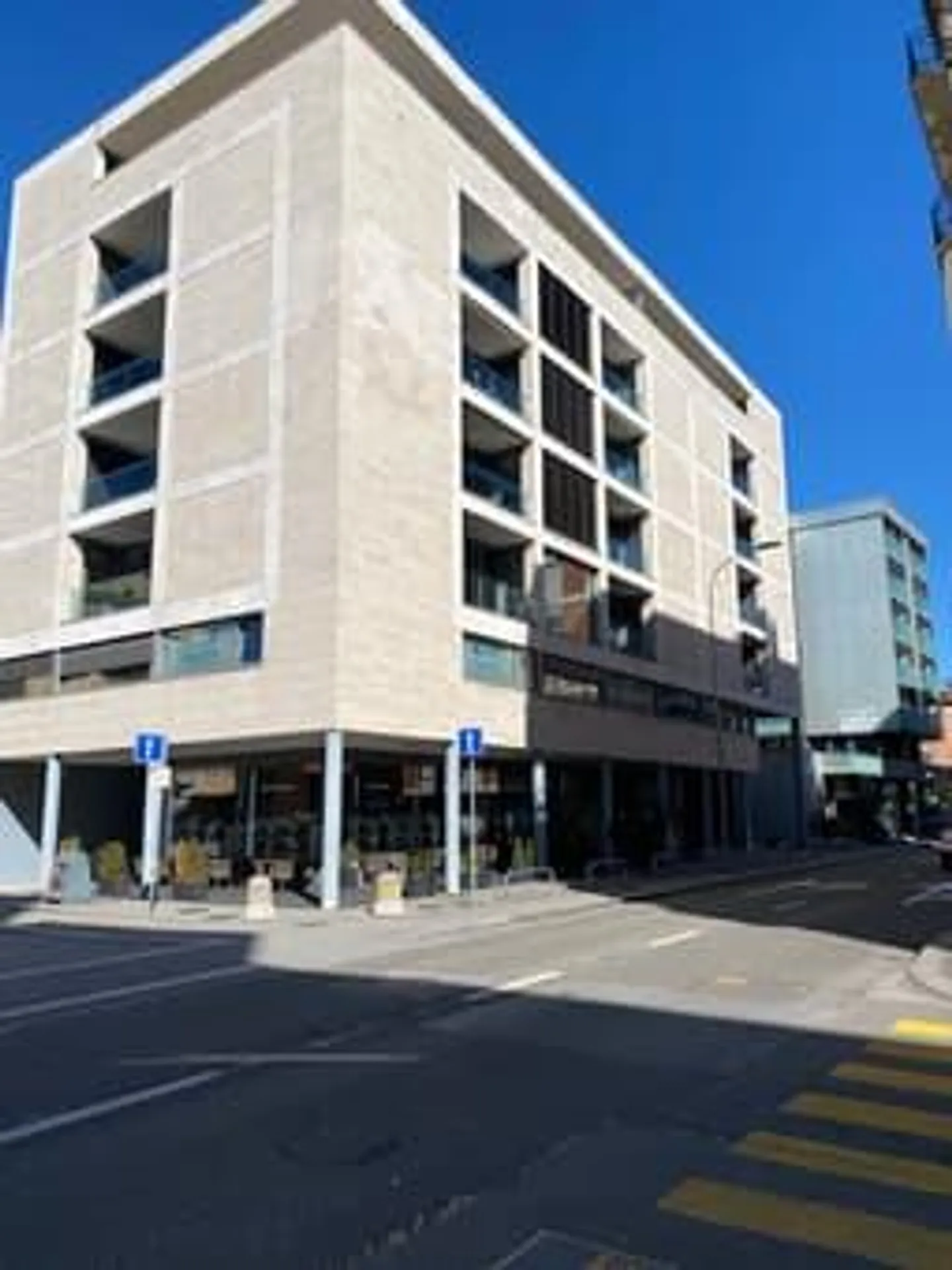 100 m² office with 4 rooms in an elegant building in Lugano - Photo 1 of 8
