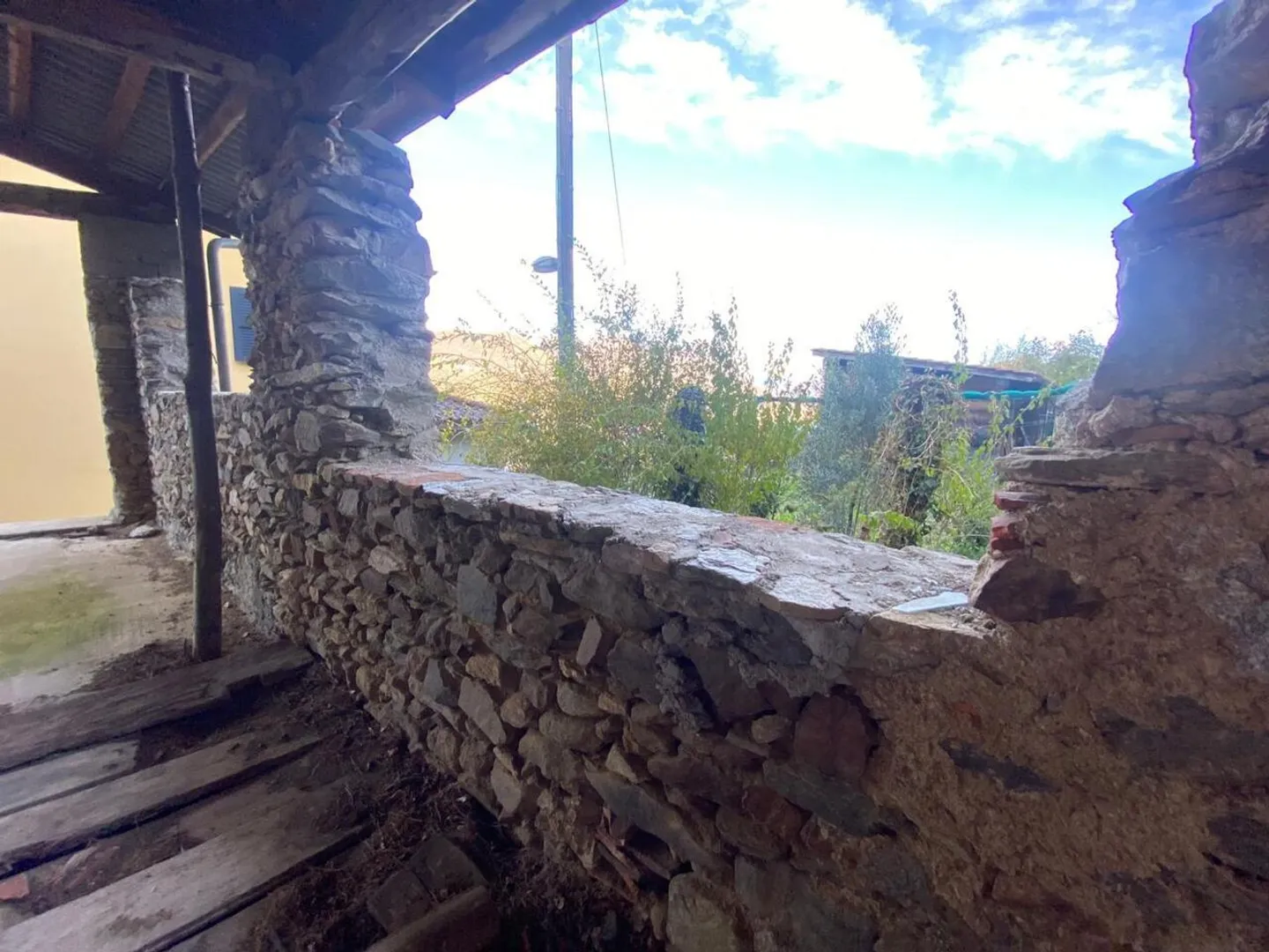 Maison Rustique à Rénover dans un Emplacement Très Calme avec Vue sur le Lac - Photo 5 sur 13