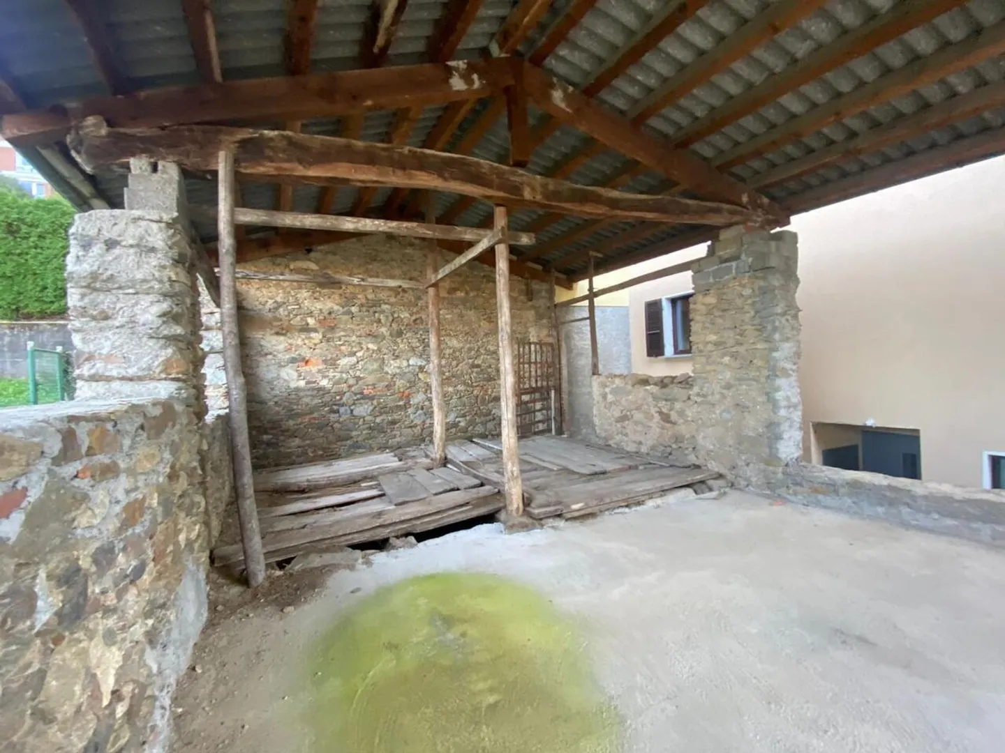 Maison Rustique à Rénover dans un Emplacement Très Calme avec Vue sur le Lac - Photo 6 sur 13