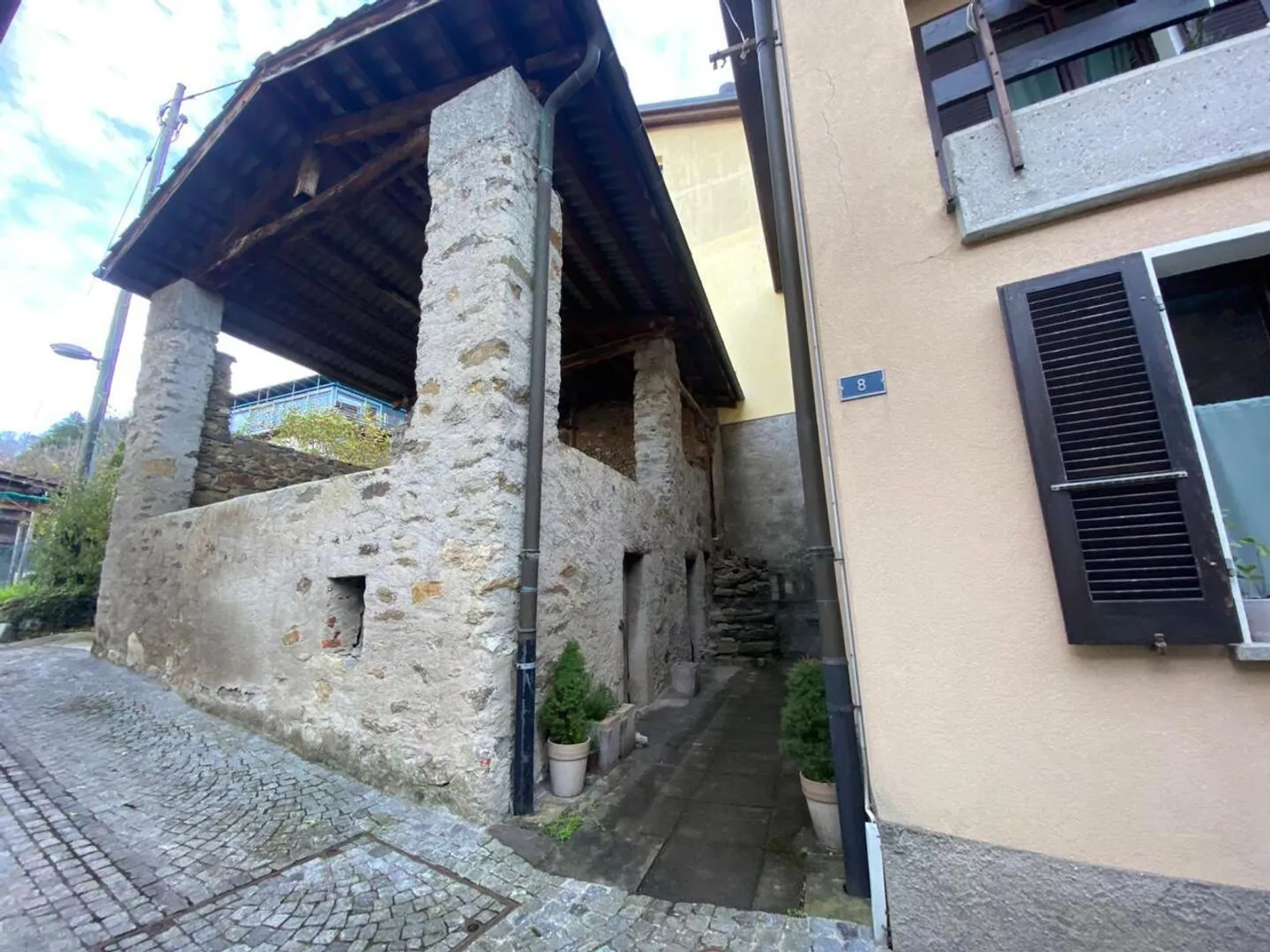 Maison Rustique à Rénover dans un Emplacement Très Calme avec Vue sur le Lac - Photo 1 sur 13