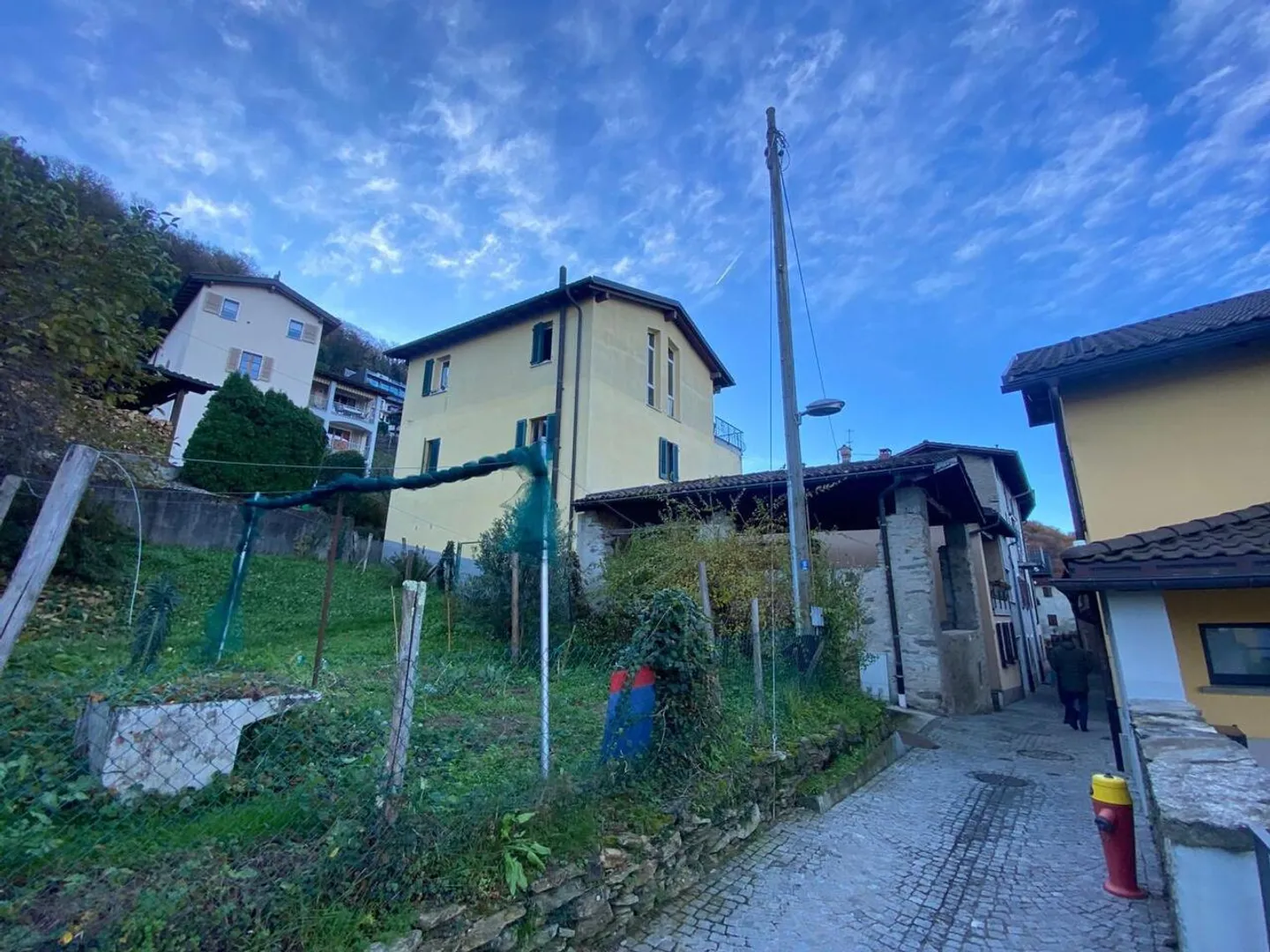 Maison Rustique à Rénover dans un Emplacement Très Calme avec Vue sur le Lac - Photo 2 sur 13