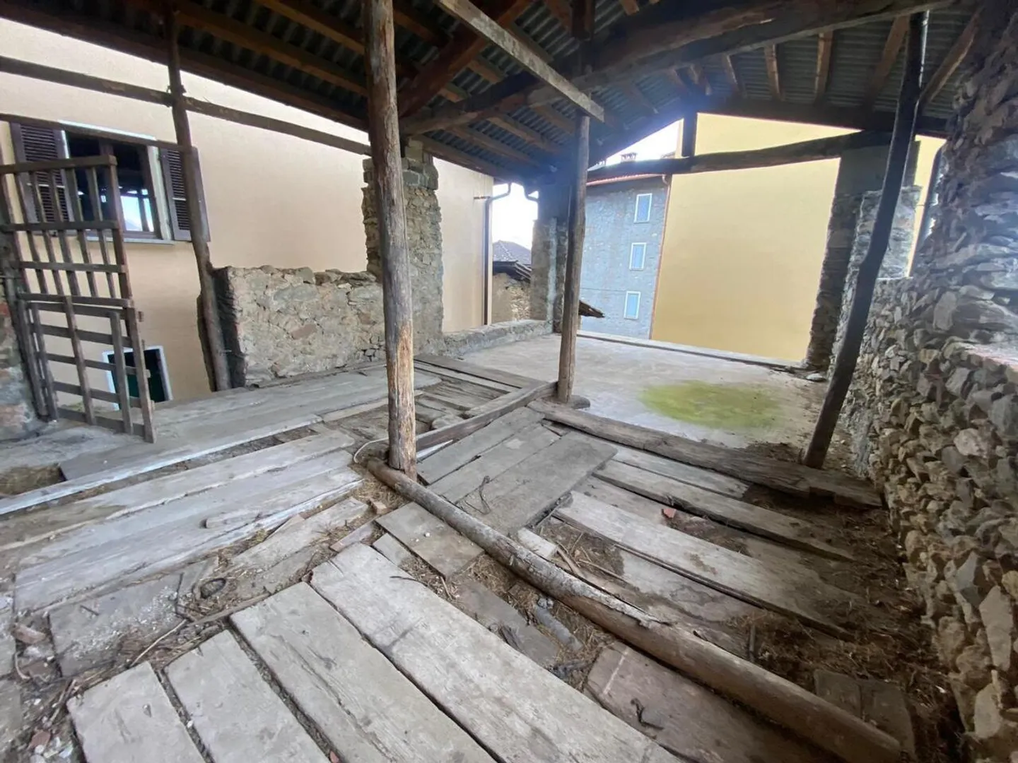 Maison Rustique à Rénover dans un Emplacement Très Calme avec Vue sur le Lac - Photo 3 sur 13