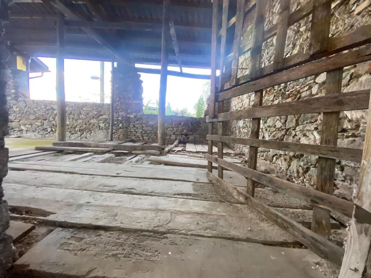 Maison Rustique à Rénover dans un Emplacement Très Calme avec Vue sur le Lac - Photo 4 sur 13