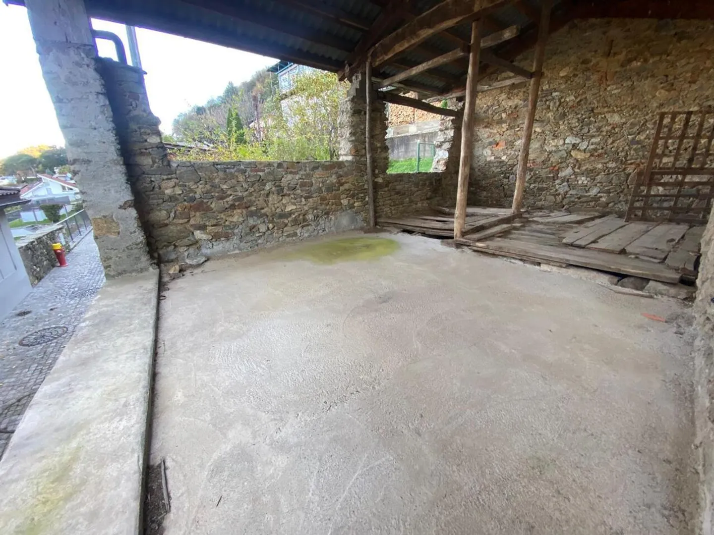 Maison Rustique à Rénover dans un Emplacement Très Calme avec Vue sur le Lac - Photo 7 sur 13