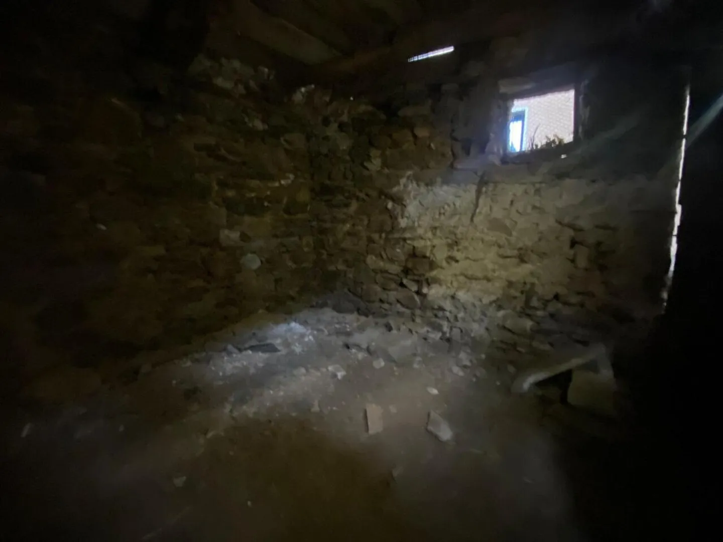 Maison Rustique à Rénover dans un Emplacement Très Calme avec Vue sur le Lac - Photo 9 sur 13