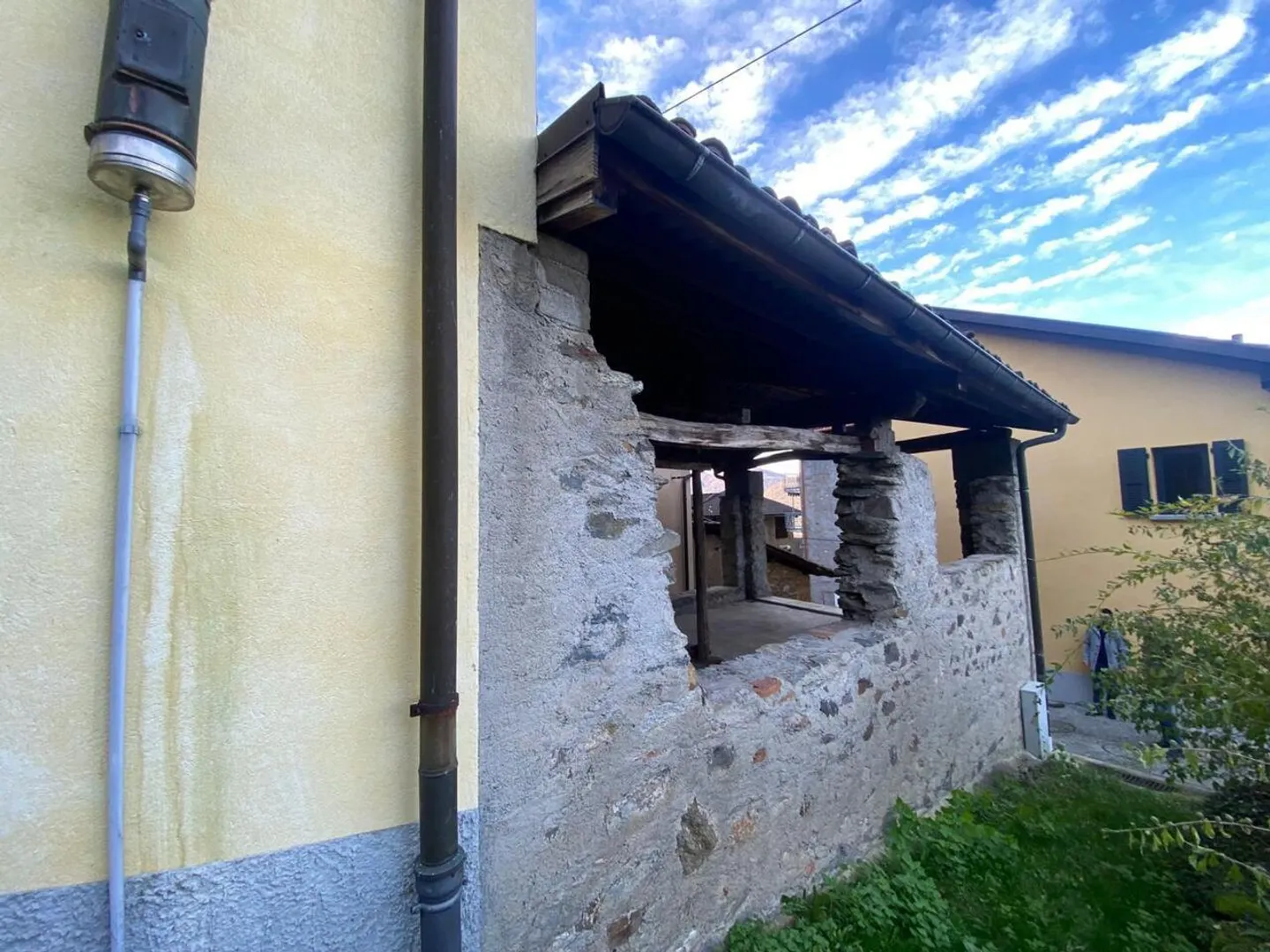 Maison Rustique à Rénover dans un Emplacement Très Calme avec Vue sur le Lac - Photo 10 sur 13