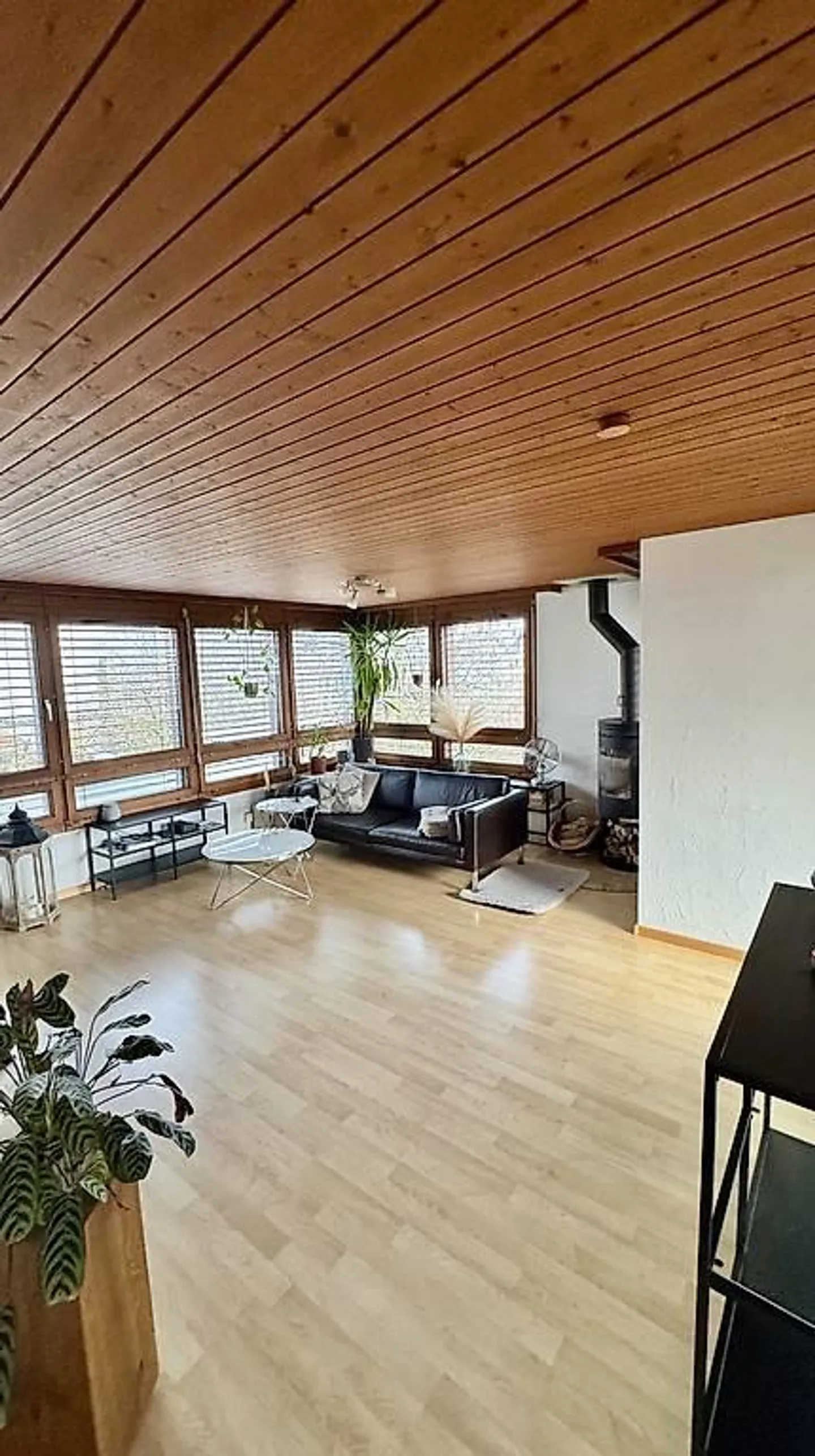 Incantevole casa unifamiliare con molto spazio e stanze aggiuntive - Foto 2 di 9