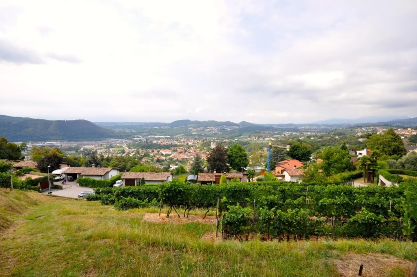 Terreno Edificabile 2'283 mq con Vista Panoramica a Morbio Superiore - Foto 1 di 10