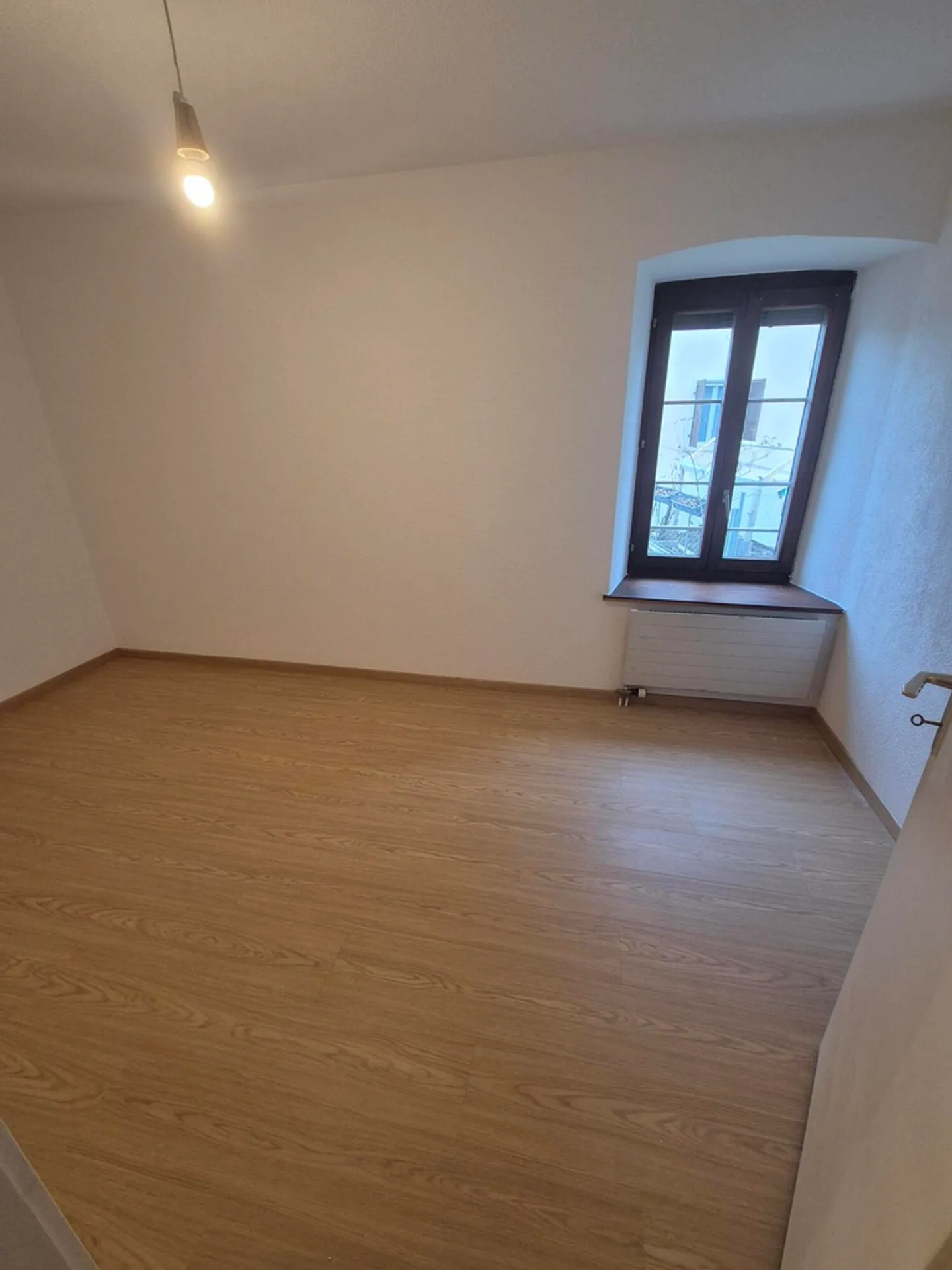 Charmant appartement de 2,5 pièces au rez-de-chaussée - Photo 2 sur 5