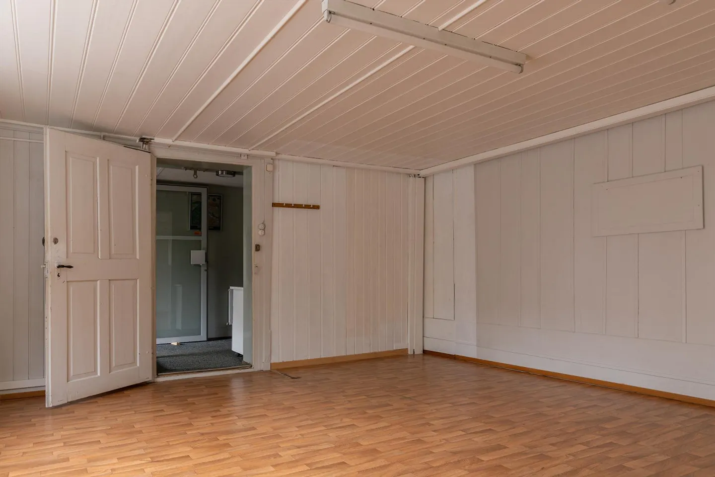 Espace commercial attrayant avec vitrine dans un emplacement central - Photo 4 sur 5