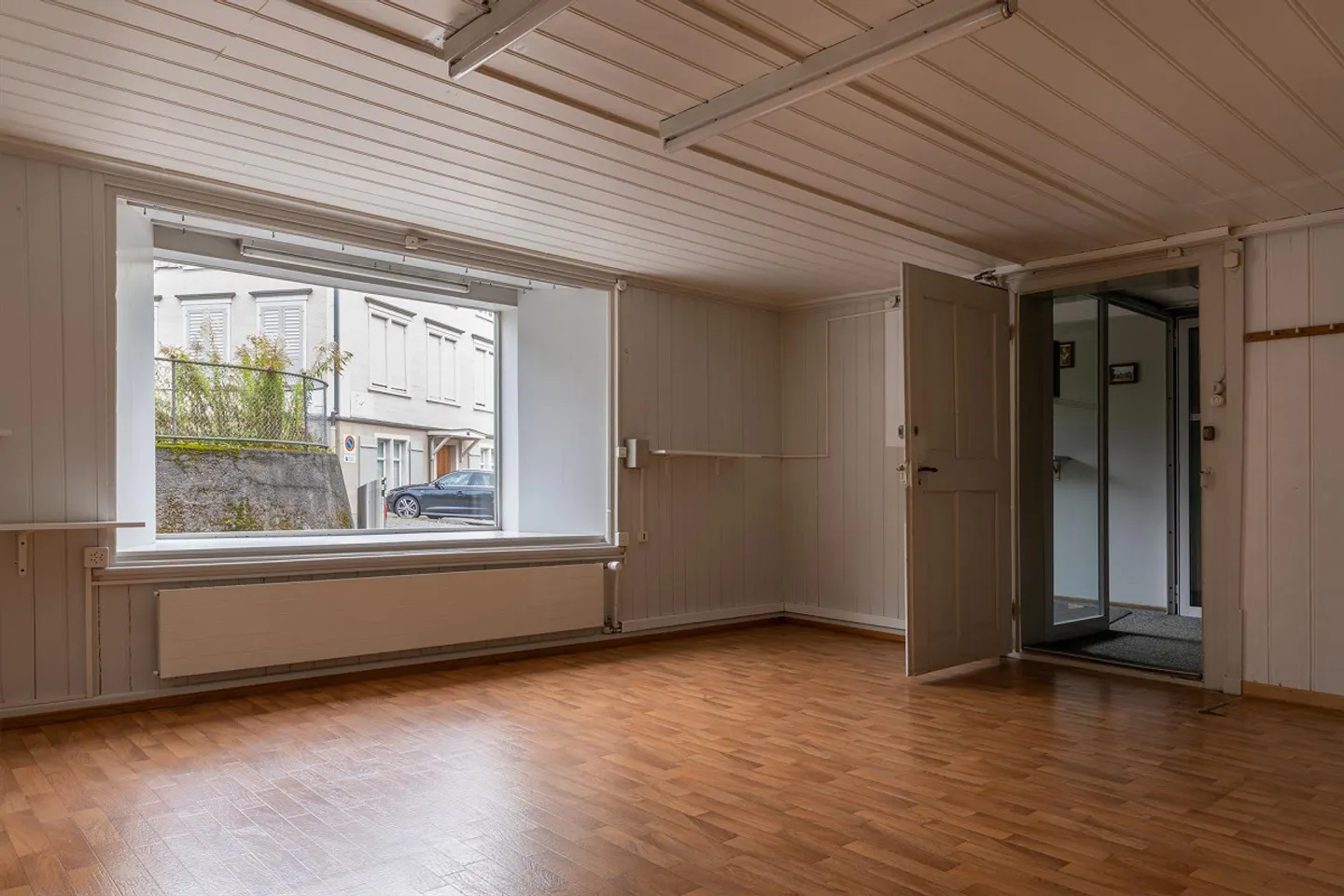 Espace commercial attrayant avec vitrine dans un emplacement central - Photo 2 sur 5