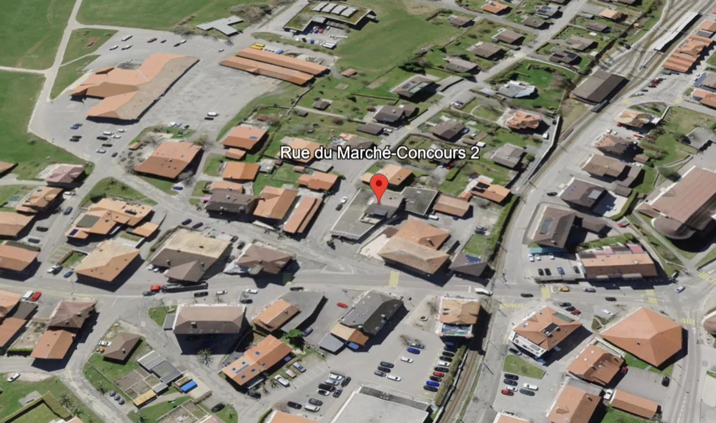 Large multipurpose space with storage, 3 parking spaces, 2 apartments for sale - Photo 4 of 23