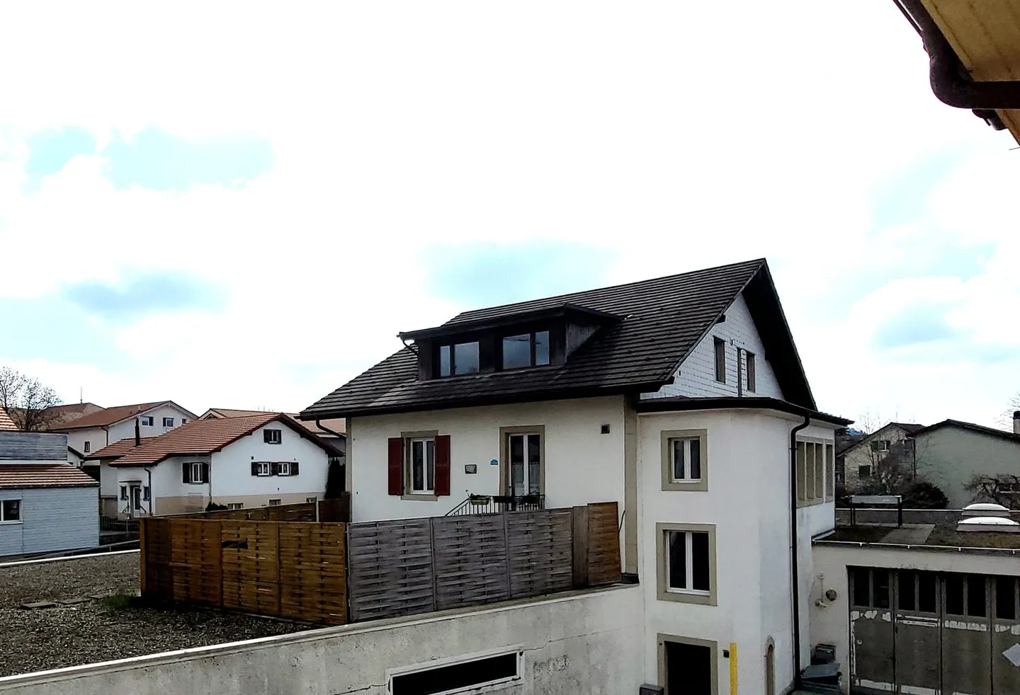 Large multipurpose space with storage, 3 parking spaces, 2 apartments for sale - Photo 2 of 23