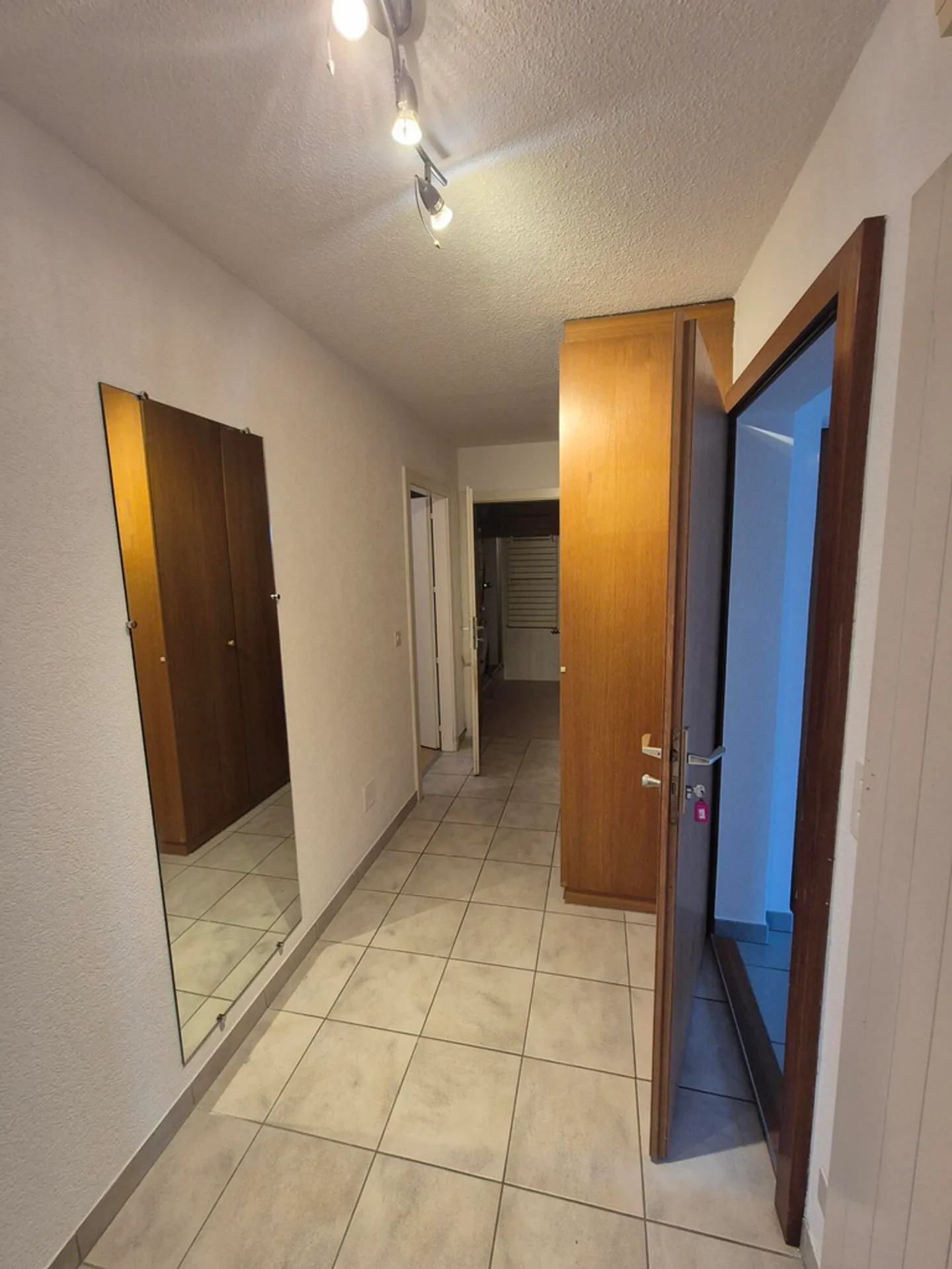 Charmant appartement de 2,5 pièces au rez-de-chaussée - Photo 3 sur 5