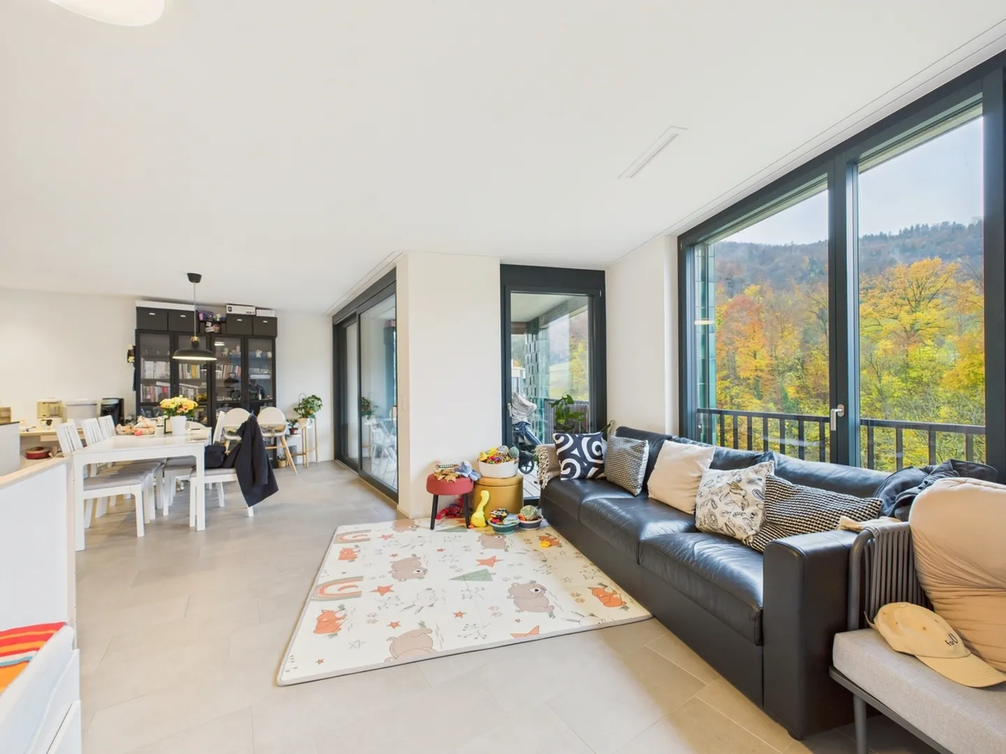 Einzigartige 2.5-Zimmer-Wohnung in Zürich mit Balkon und Garage - Foto 2 von 11