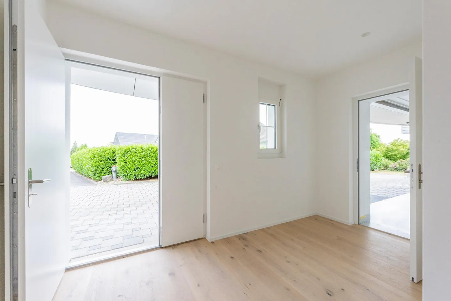 Grosszügiges Einfamilienhaus mit Garten - Foto 2 von 12