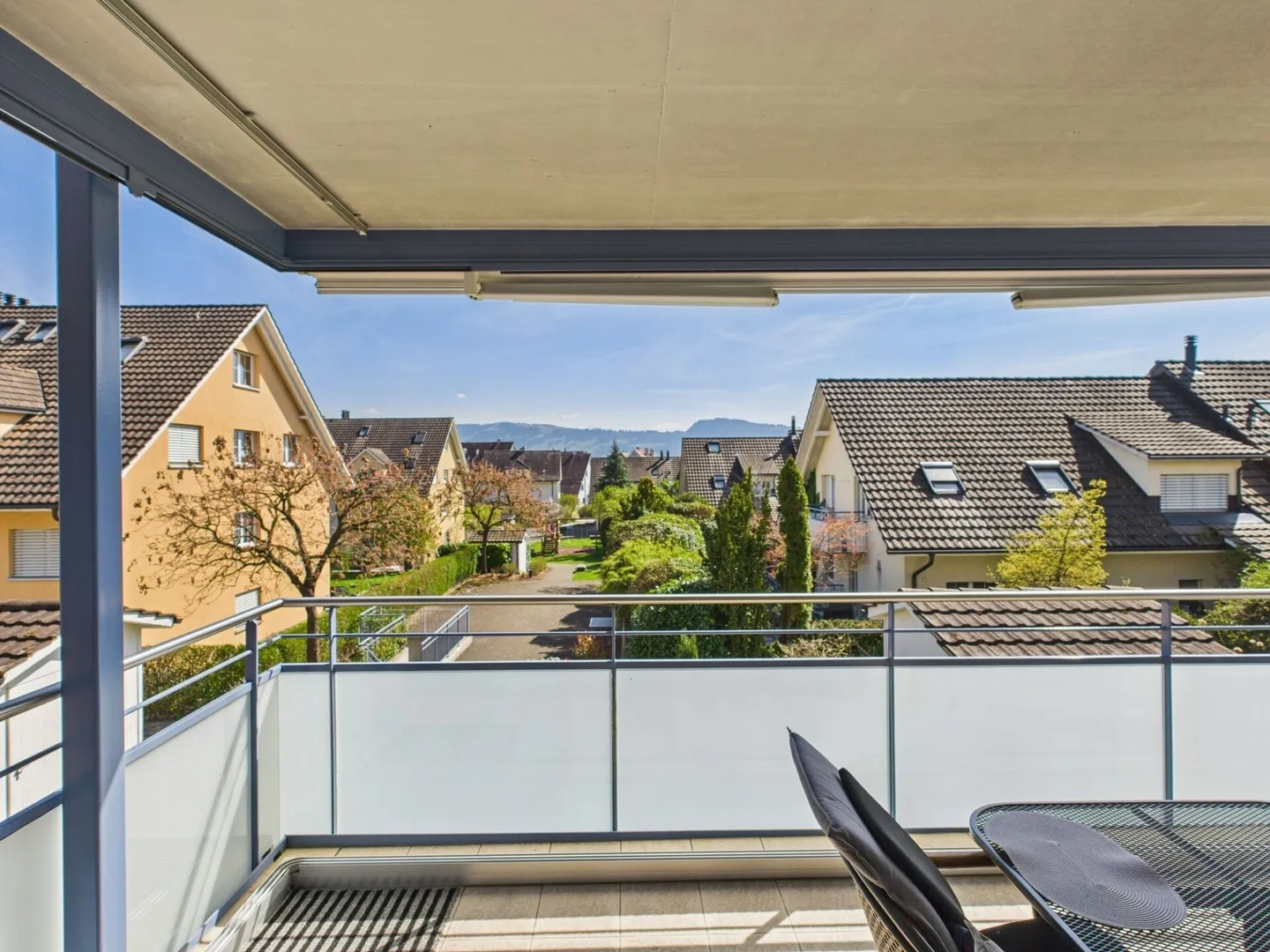 Freie Sicht, sehr sonnig und zentral - Foto 4 von 11