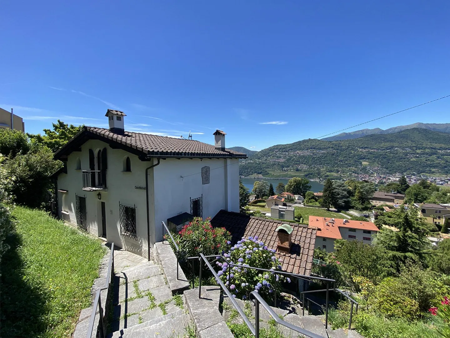 Casa Elegante con Vista Lago - Foto 1 di 13