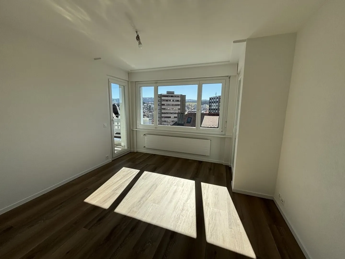 Spazioso attico con ampio balcone - Foto 5 di 12