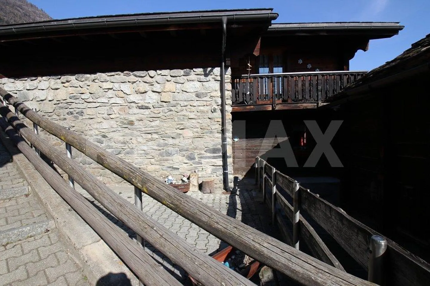 Historical Alpine Jewel: Charming House in Wallis - Photo 3 of 13