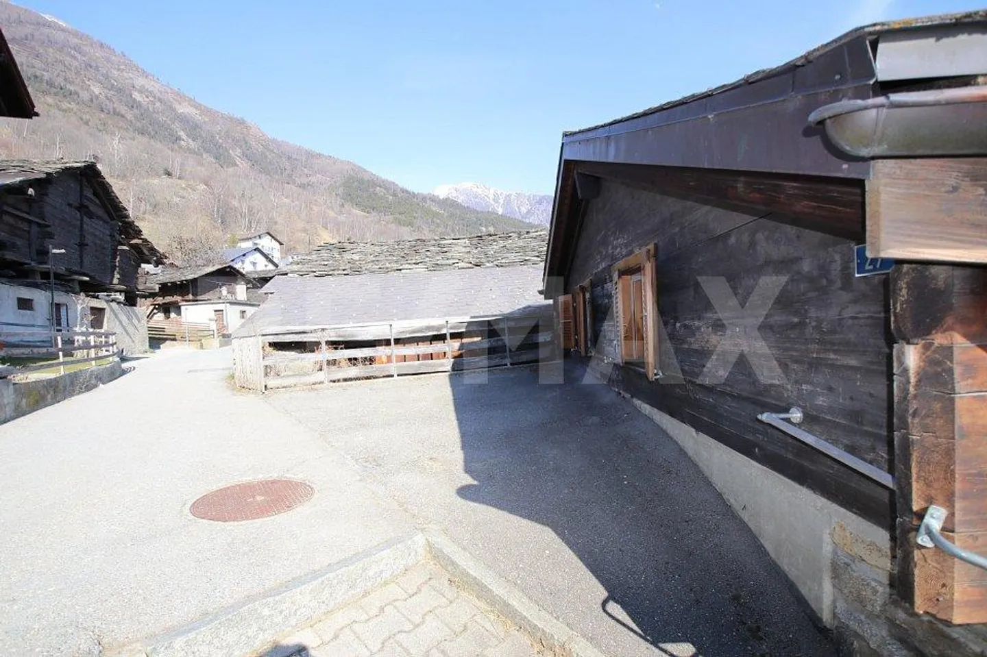 Historical Alpine Jewel: Charming House in Wallis - Photo 4 of 13