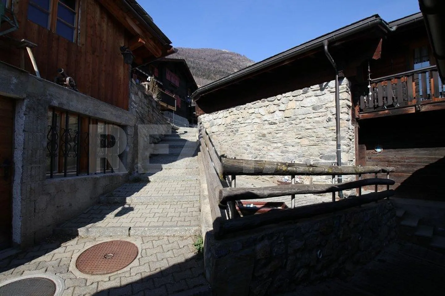 Historical Alpine Jewel: Charming House in Wallis - Photo 5 of 13