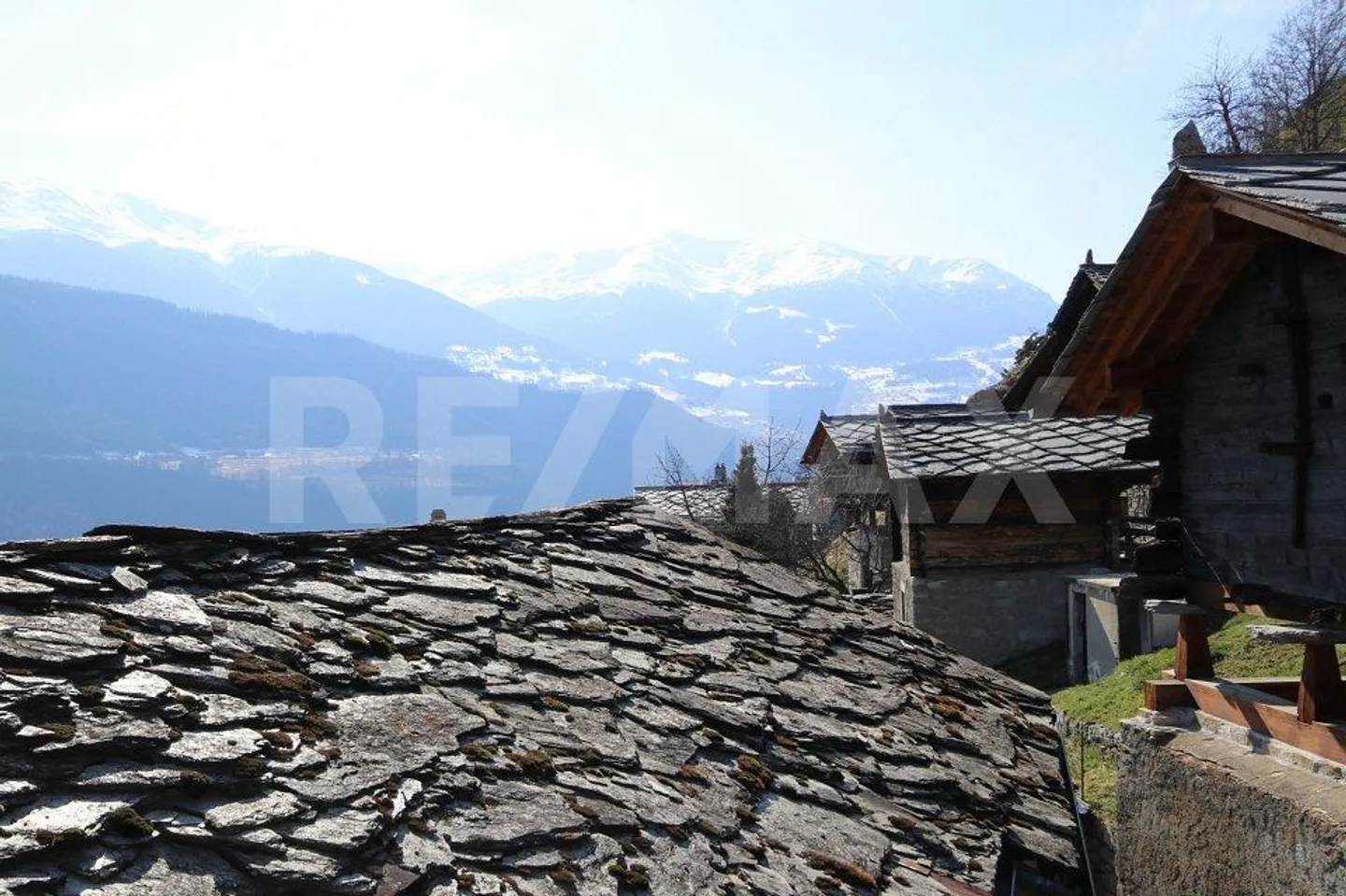 Historical Alpine Jewel: Charming House in Wallis - Photo 9 of 13