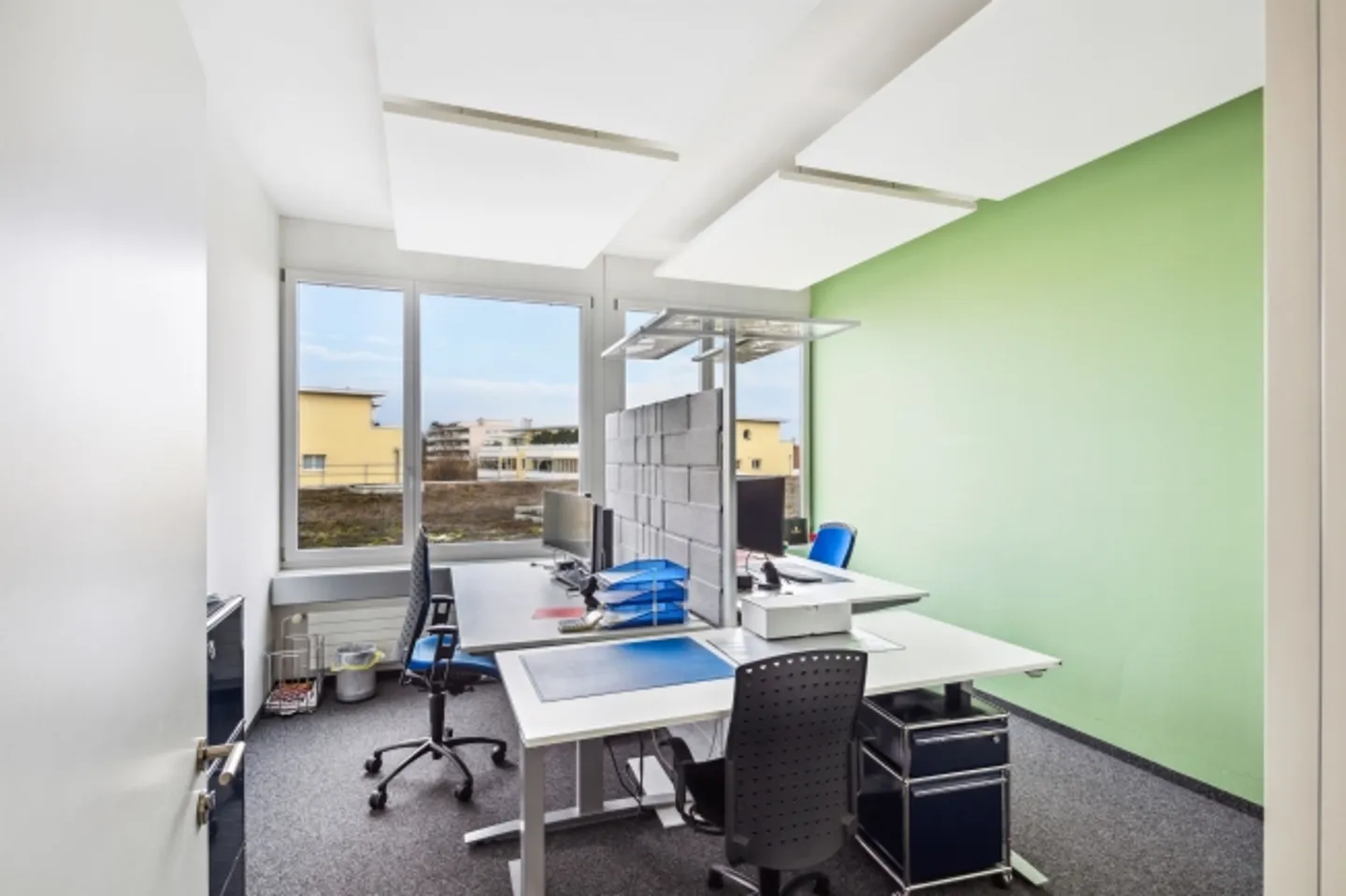 Mixed-use building for rent - Photo 3 of 5